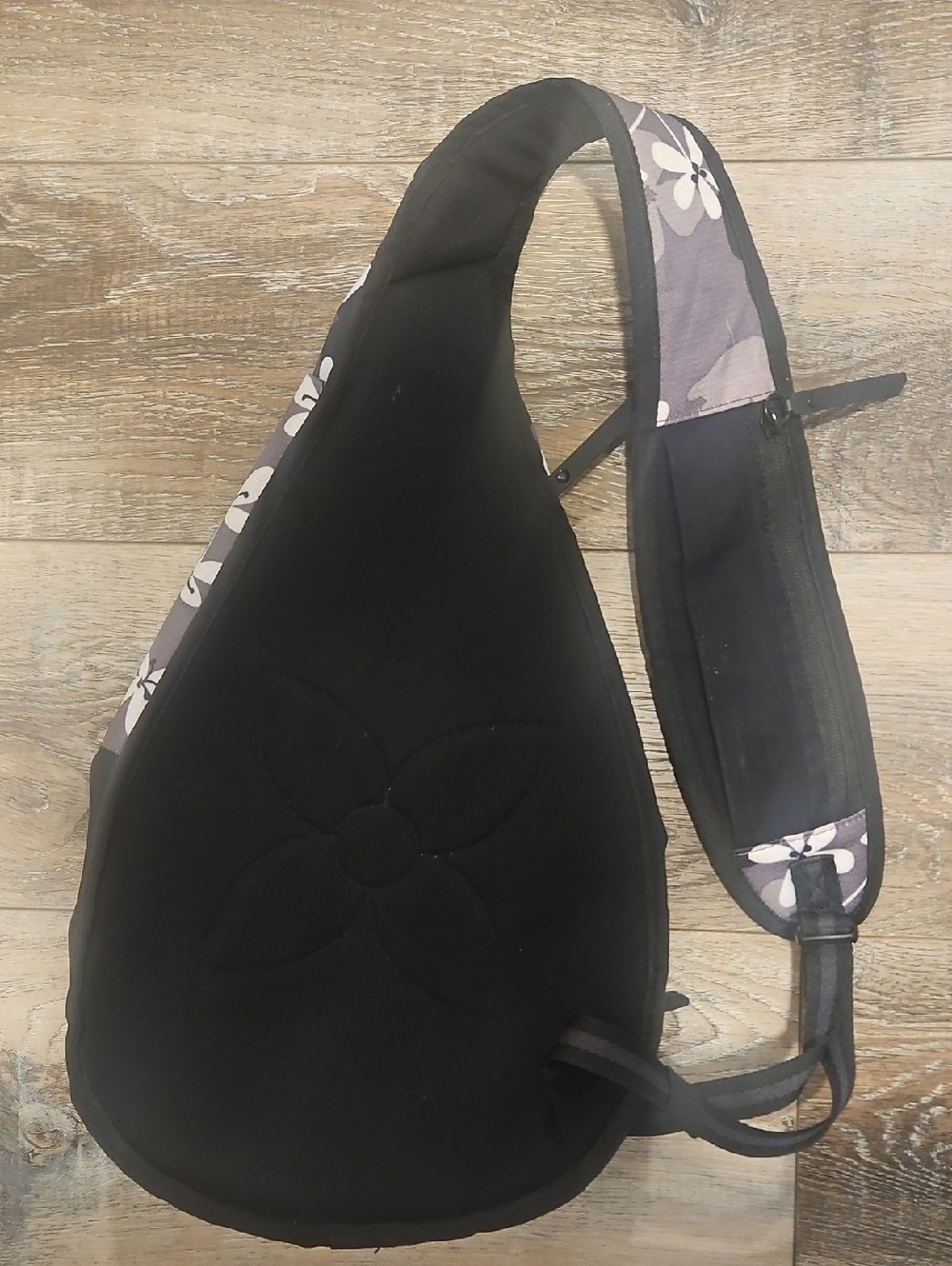 Sherpani ESPRIT Sling Bag - Picture 5 of 10